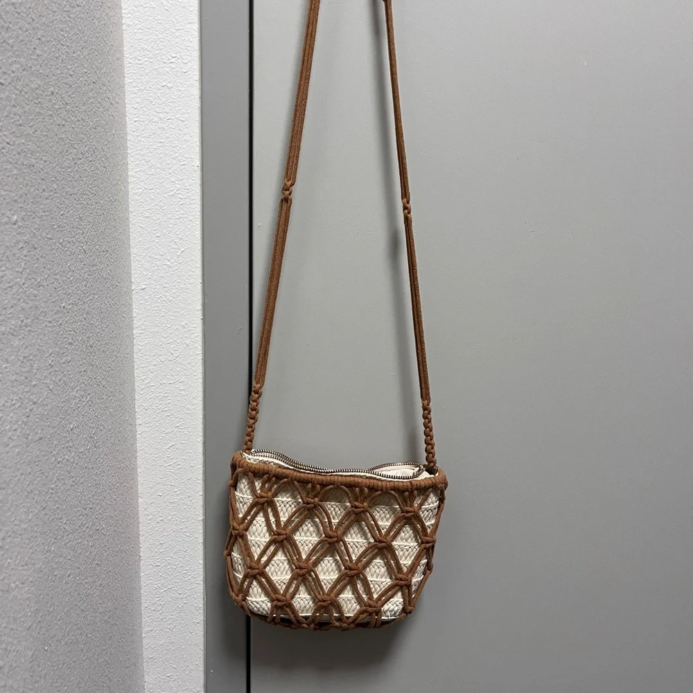 Universal Thread Purse - Picture 2 of 5